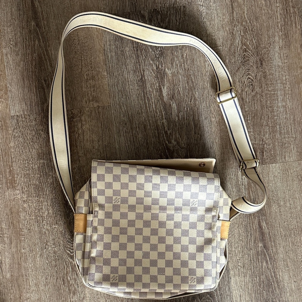 Authentic Louis Vuitton messenger Bag